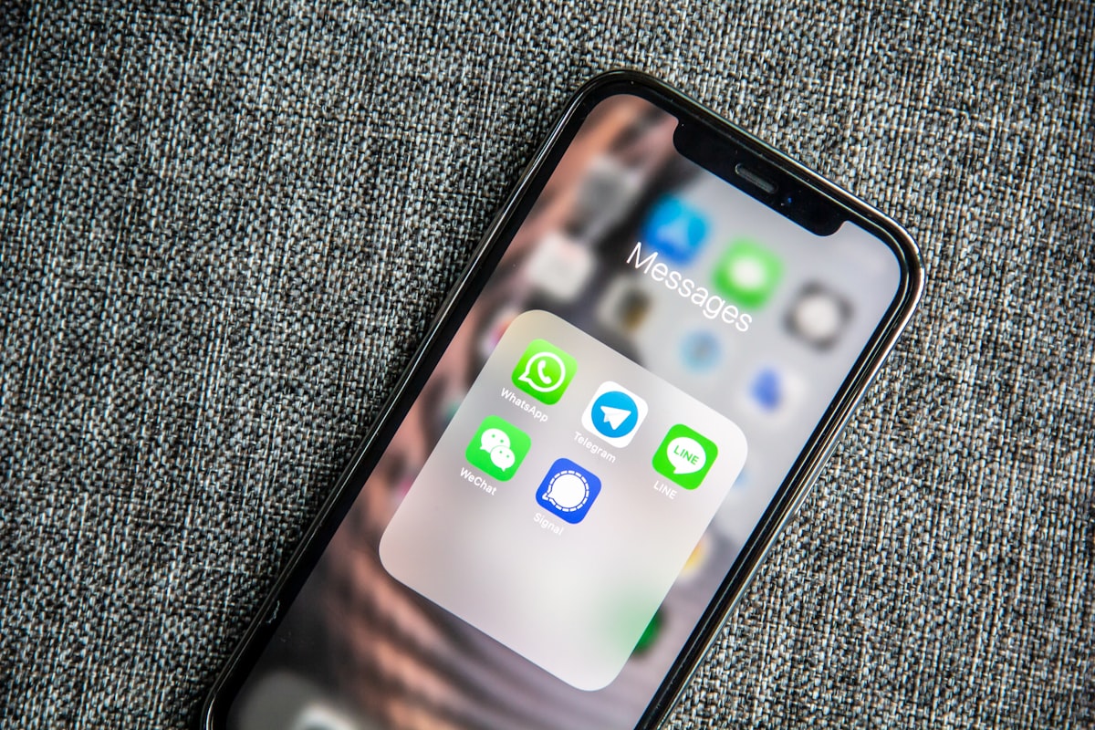 Smartphone affichant les applications de messagerie où le chatbot IA peut être déployé